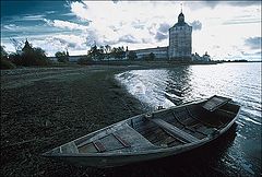 фото "Лодка и монастырская башня"