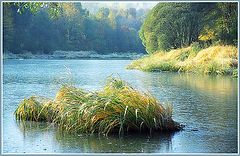 фото "Первый ледок на воде ранней осенью"