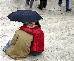 фото "Поцелуй под зонтиком."