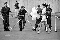 фото "girl and soldiers"