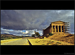 фото "temple under dark clouds"