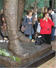 photo "Touch to art! In Peter's legs. Zurab Tsereteli's sculpture."