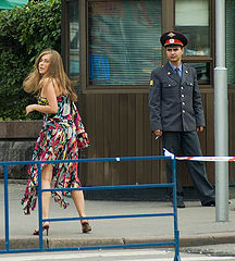 фото "Девушка и ... милиционер :)"