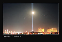 фото "Как понимаете, Вегас, собственно. Луна "зацепилась" за "Лазерный луч""