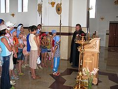 photo "Батюшка Трифон объсняет правила поведения в храме."