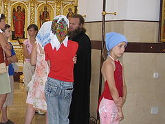 photo "Девочка смотрит на фигуру распятого Христа (за кадром)."