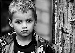 фото "ЧБ портрет с дверью..."