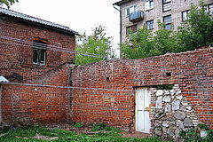 фото "Красное и серое. Маленькая деревянная дверь в стене"