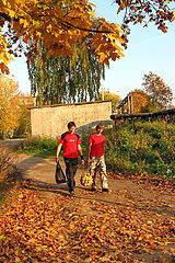 фото "Осенний урбанизм. Мальчики с яблоками."