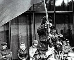 фото "Мы-с-папкой- сегодня идем на-митинг!"