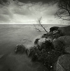 фото "Вода, мутно пенясь, шипела. Острый ветер душу холодил."