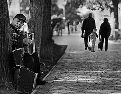 фото "Мальчик и гармонист"