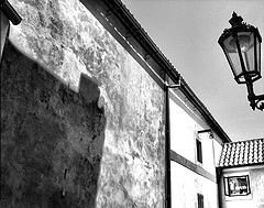 фото "стена, тень,  фонарь"