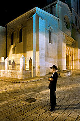 фото "Раздвоение личности или одинокий еврей в христианском квартале ночного Иерусалима."