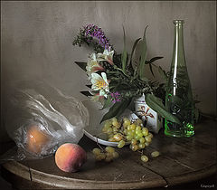 фото "Натюрморт с зеленой бутылкой и персиком"