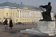 фото "Памятник Андрею Рублёву напротив Дома офицеров."