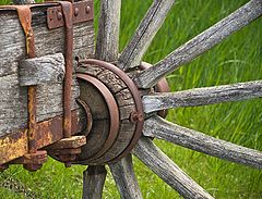 фото "Дереянное колесо старой деревянной телеги."