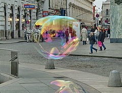 фото "Мыльные пузыри на одной из площадей Вены. Австрия"