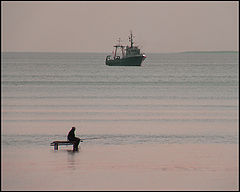 фото "Рыбак рыбака..."
