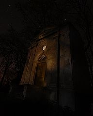 фото "mysterious tomb at midnight"