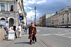 фото "человек в коричневом плаще"