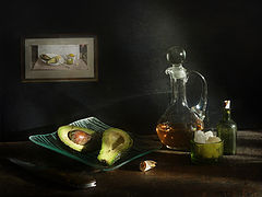 фото "Авокадо на стеклянной тарелке"