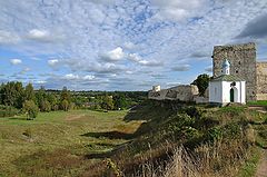 фото "Изборская крепость и Часовня Корсунской Богоматери"