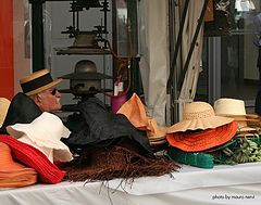 photo "market: the seller of hats"