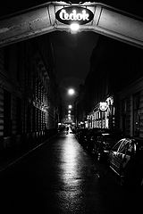 фото "Ночная улица и фигура"