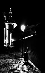 photo "Hочной костел, фонарь и му́сорное ведро́"