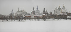 photo "Russian castle in winter with snowflakes on the foreground"