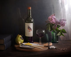фото "С бутылкой вина и веткой первой сирению."