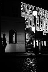 фото "Ночная фигура, окна и фонари"