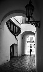 фото "Проход, фонари и фигура"