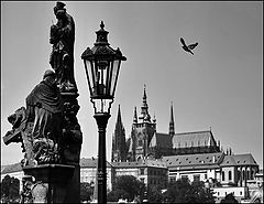 фото "Скульптурная группа, фонарь и Пражский Град"