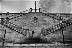фото "Фонари, перила и фигура"