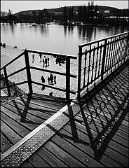 фото "Река, фигуры и перила"