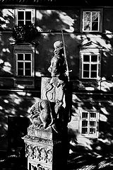 photo "Окна и статуя"