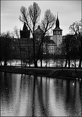 фото "Башни, деревья и река"