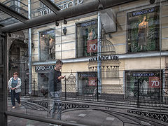 фото "Взгляд на город сквозь остановку..."