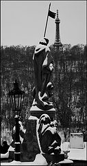 фото "Фонарь, статуя и башня"