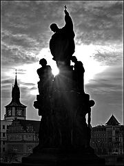 photo "Солнце и скульптурная группа"