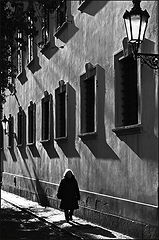 фото "Окна, фонари и фигура"