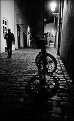 фото "Ночная фигура и велосипед"