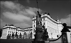 фото "Пражский град и статуя"