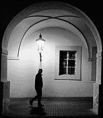 photo "Ночная аркада и фигура"