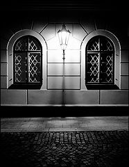 фото "Ночной фонарь и окна"