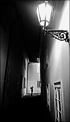 фото "Ночная улочка и фигура"