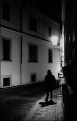 фото "Ночная улица и пешеход"
