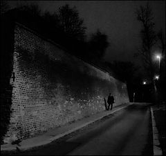 фото "Ночная стена и фигура"